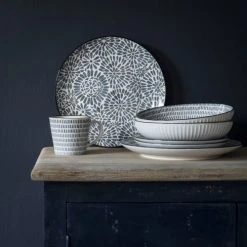 Maisons Du Monde Assiette Plate En Grès Blanc Motifs Graphiques Bleus - Lot De 4 -Médard de Noblat Boutique assiette plate en gres blanc motifs graphiques bleus 1000 16 5 193238 3